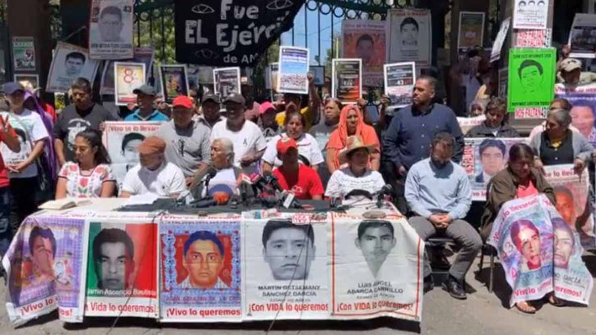 Padres de los 43 normalistas de Ayotzinapa piden investigar a Peña Nieto