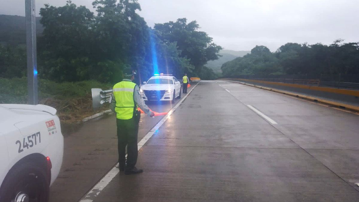 Reabren Autopista del Sol, pero solo a vehículos de emergencia; Aeropuerto de Acapulco, sin operar