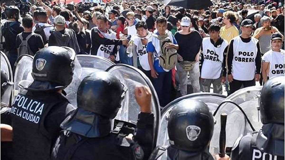 En Argentina, miles protestan por ajustes económicos de Milei