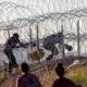 Corte Suprema de EU avala retirar alambre de púas en Texas contra migrantes
