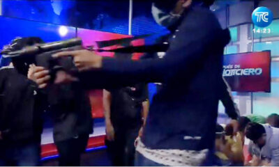 Hombres armados irrumpen en vivo en televisora de Ecuador; policía los detiene