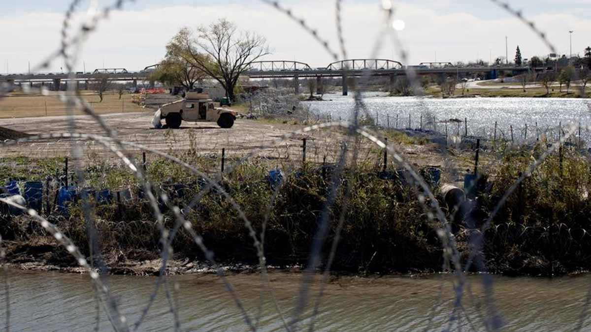 Texas impidió que agentes fronterizos ayudaran a tres migrantes; se ahoga una mujer y dos niños
