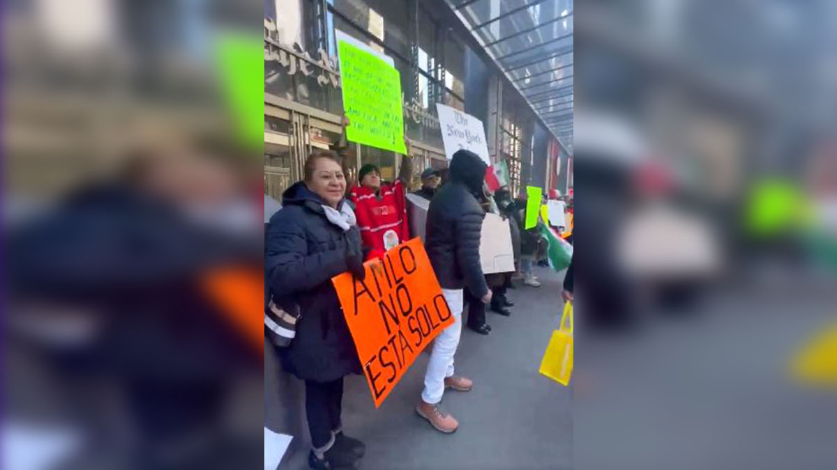 Mexicanos en EU se manifiestan afuera del NYT para exigir respeto y mostrar respaldo a AMLO