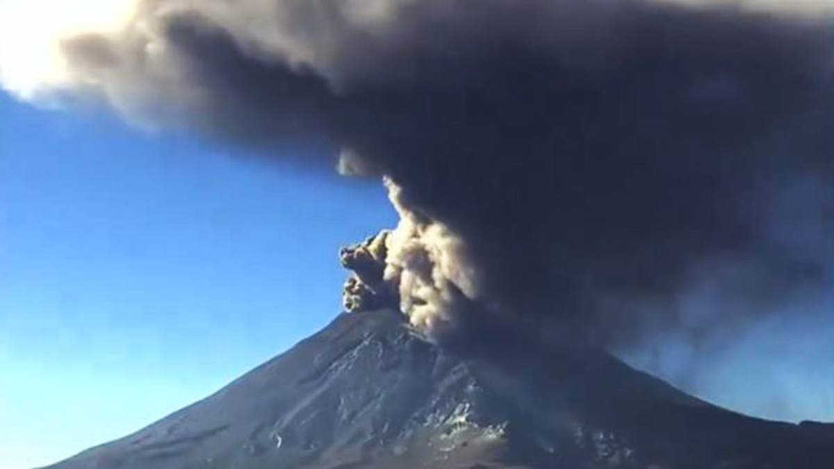 AICM sufre afectaciones por actividad del Popocatépetl