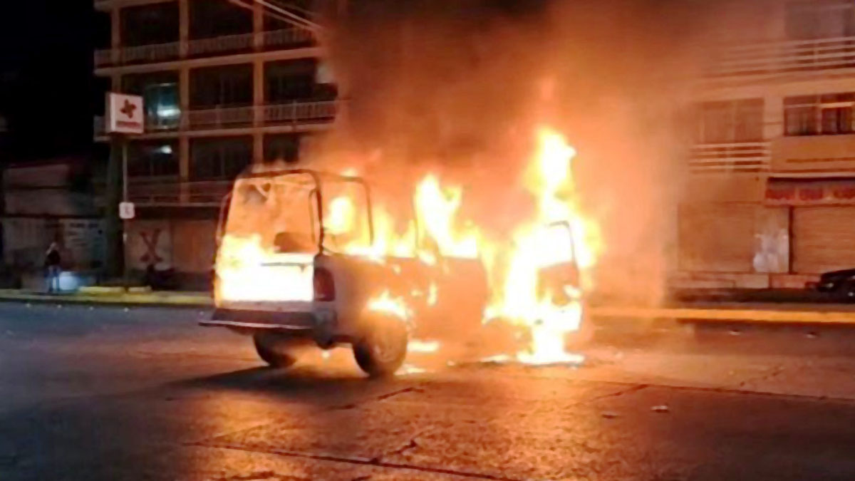 Normalistas de Ayotzinapa queman son vehículos de la Guardia Nacional