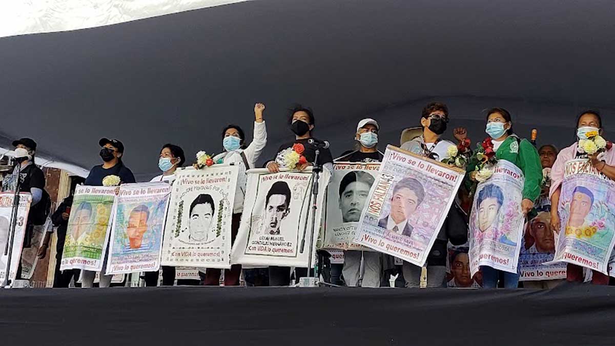 Padres de los 43 de Ayotzinapa acuerdan realizar boicot electoral