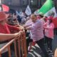 Violencia e insultos de marea rosa contra maestros de la CNTE marcan mitin en el Zócalo