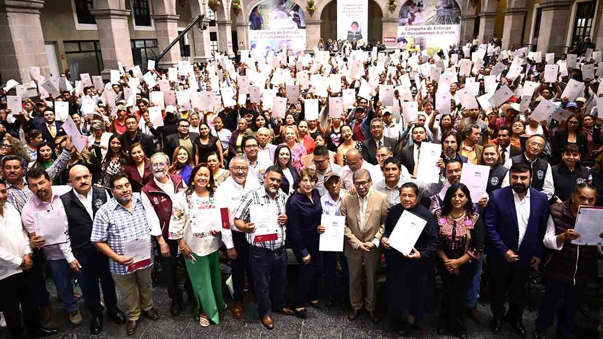 Delfina Gómez entrega 600 documentos agrarios a campesinos