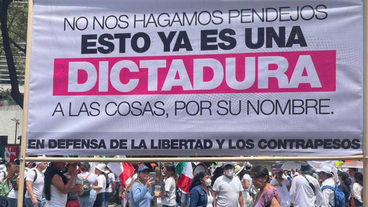 Con poca convocatoria y con panistas presentes, estudiantes de derecho realizan marcha a favor del Poder Judicial