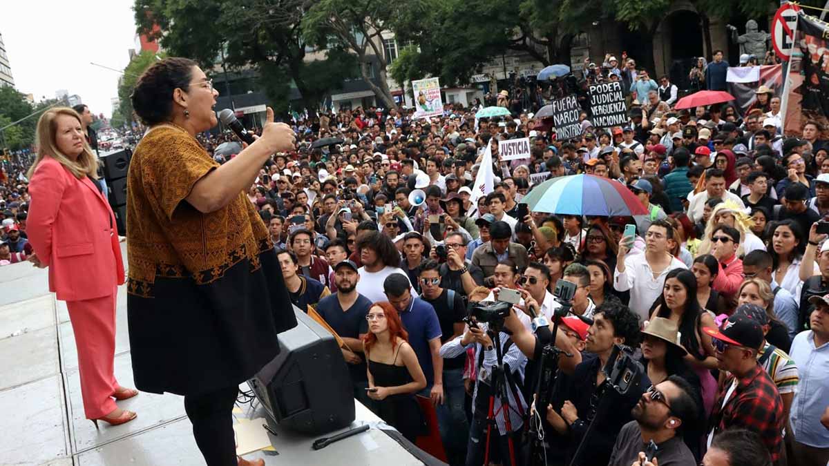 Las ministras Lenia Batres y Loretta Ortiz se unen a mitin de jóvenes a favor de reforma judicial