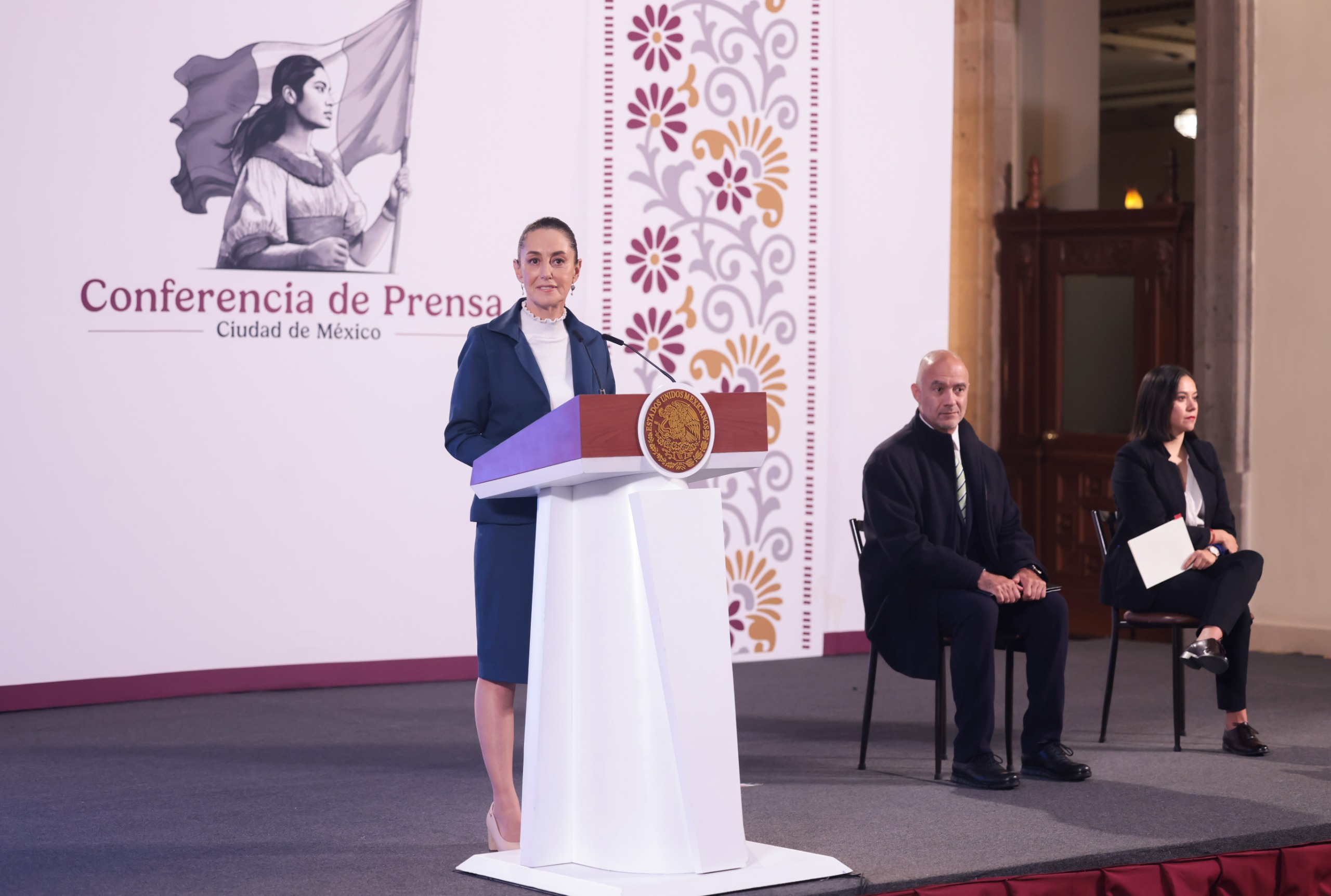 Sheinbaum llama al rector de la UNAM a respetar la Constitución