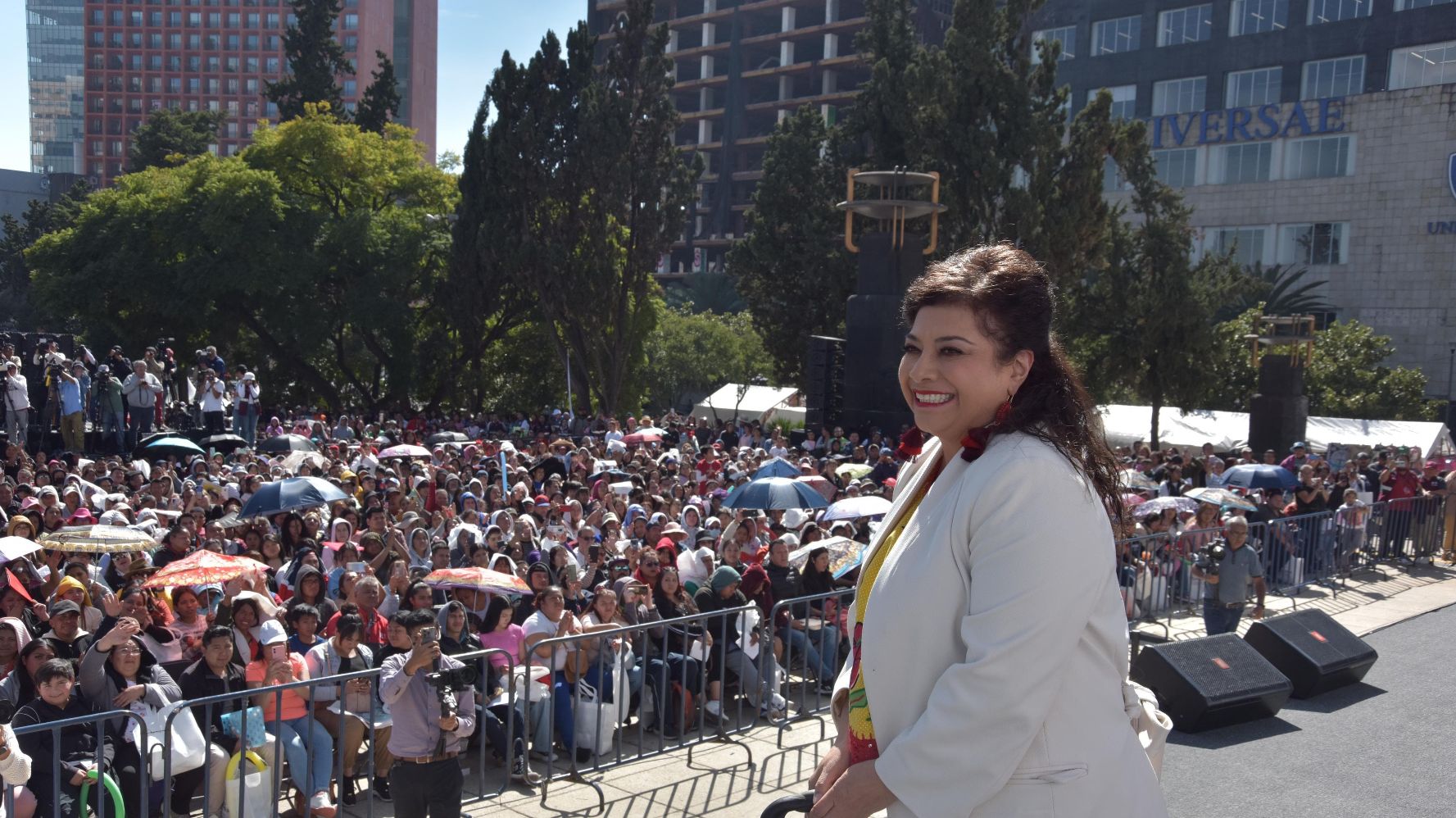 Clara Brugada entrega de tarjetas a beneficiarios de ‘Mi Beca para Empezar’