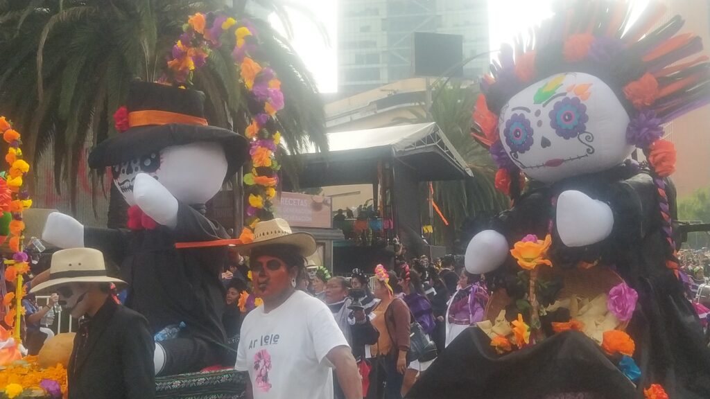 Arte otomí, también presente en el desfile de Día de Muertos de CDMX. Foto: Francisco Mendoza