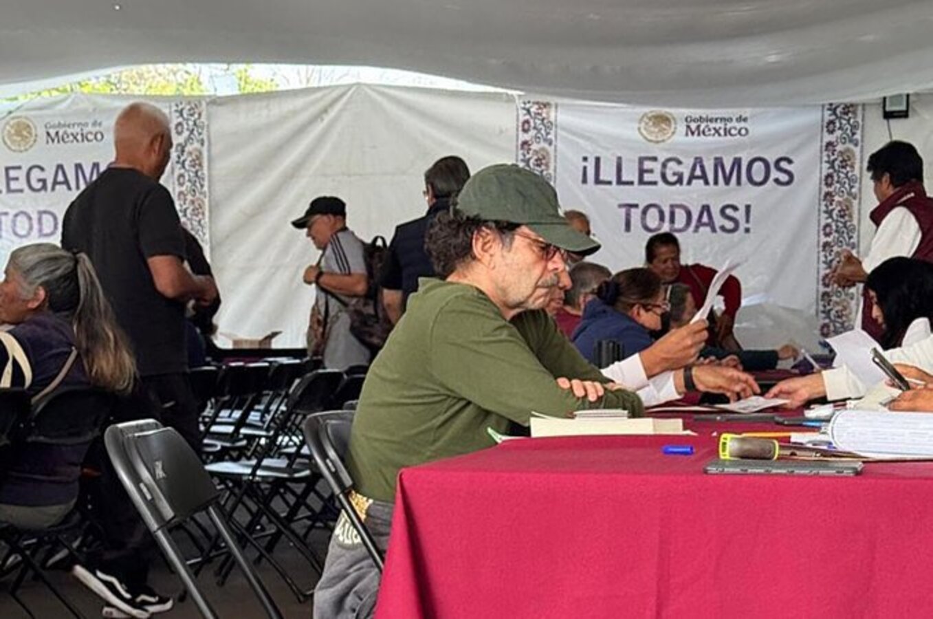 Gabriel Quadri hace fila para pensión del Bienestar; Sheinbaum lo exhibe por antes criticar