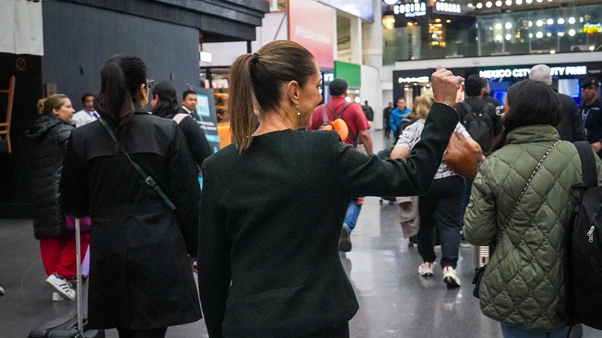 Sheinbaum viaja en avión comercial rumbo a Río de Janeiro, Brasil, para participar en G20