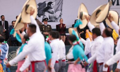 su primer desfile de la Revolución