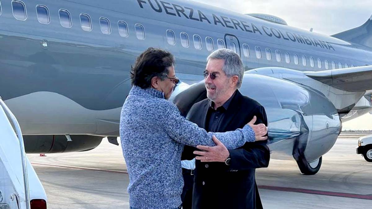 Gustavo Petro llega a México para reunirse este lunes con la presidenta Claudia Sheinbaum