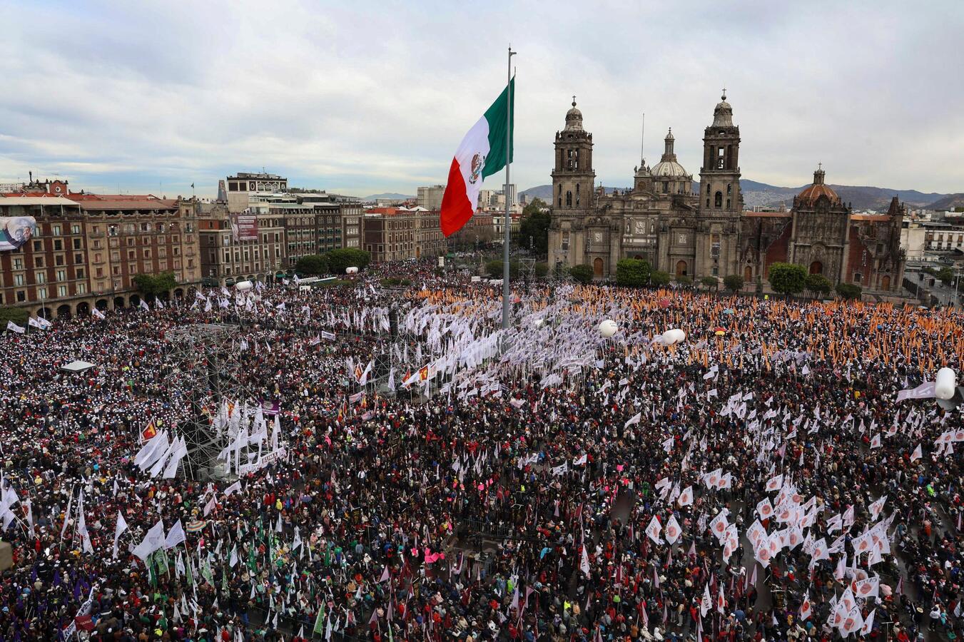 Miles de simpatizantes de la 4, en Zócalo de la Ciudad de México, por El informe de los 100 días de gobierno de Claudia Sheinbaum