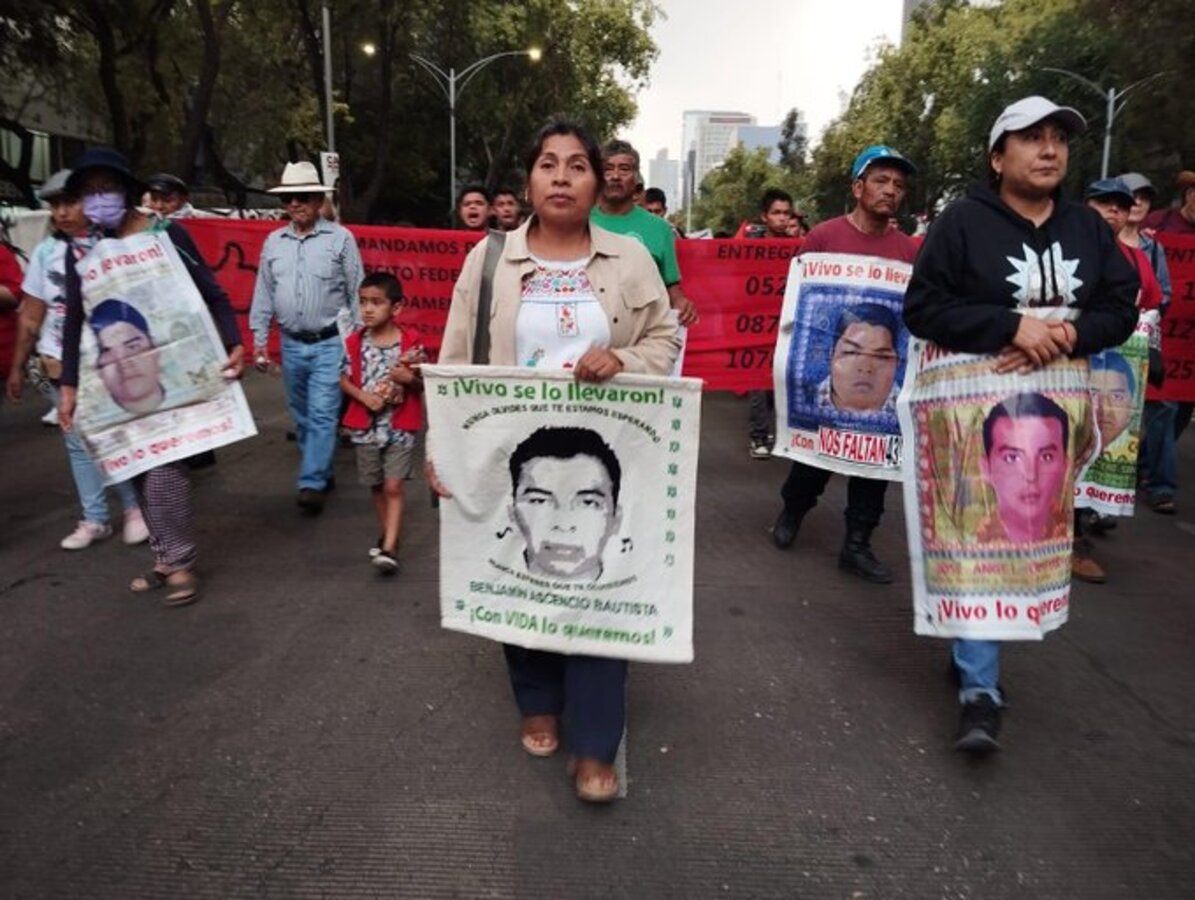 Padres de Ayotzinapa exigen que Peña Nieto declare como testigo en el caso