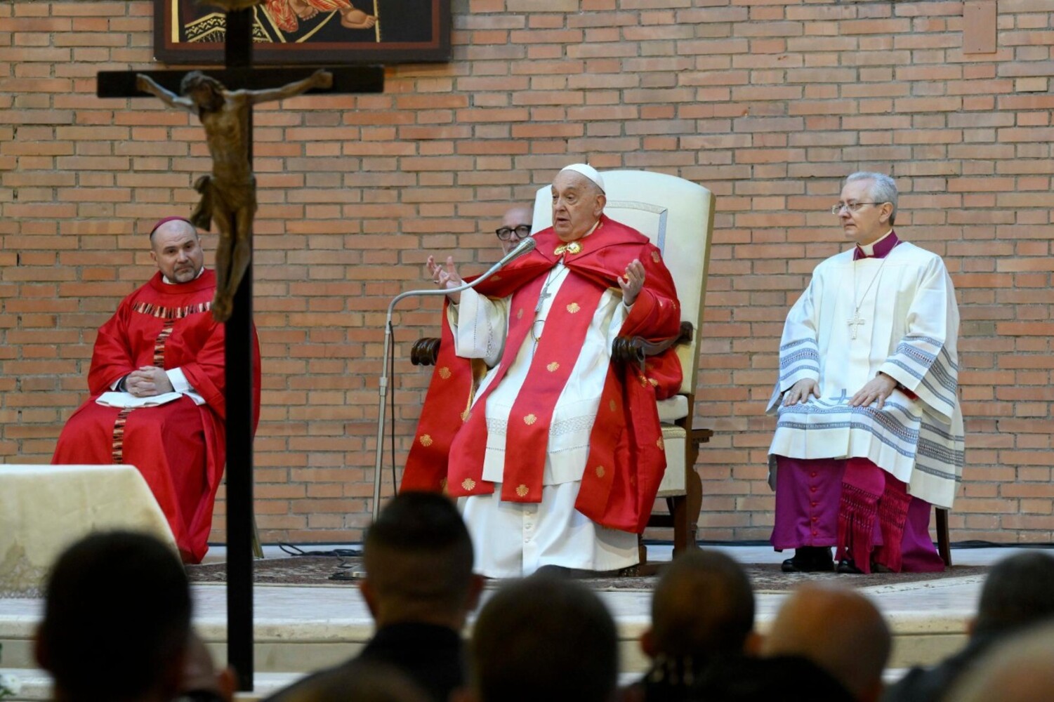 El papa Francisco ingresó al hospital