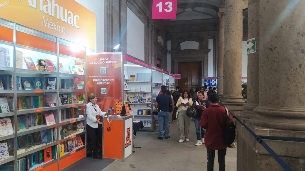 La mayoría del público se centraba en la "hora pico" en tres editoriales ubicadas en la planta baja. En los pasillos del primer piso, la gente estaba ausente. Foto: Francisco Mendoza