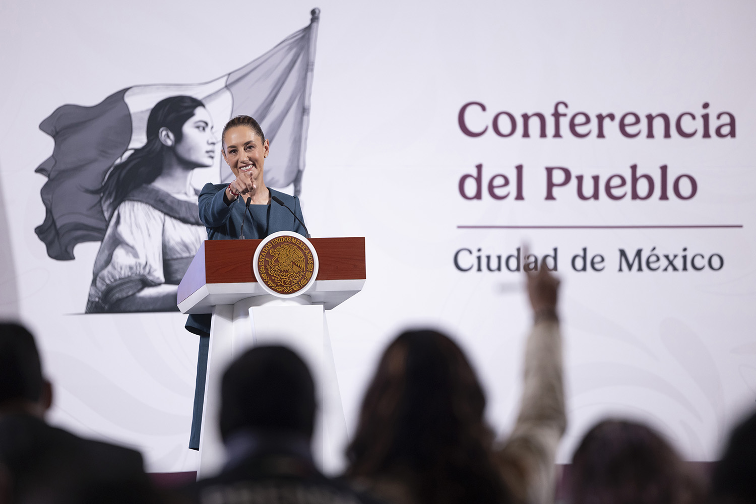 Sheinbaum rechaza salida de Zoé Robledo y Alejandro Svarch de su gabinete