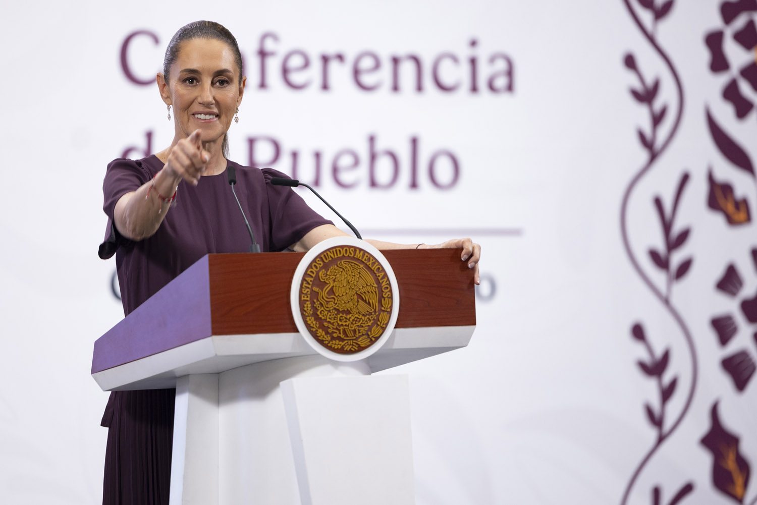 Celebra Sheinbaum disminución de impuestos a remesas