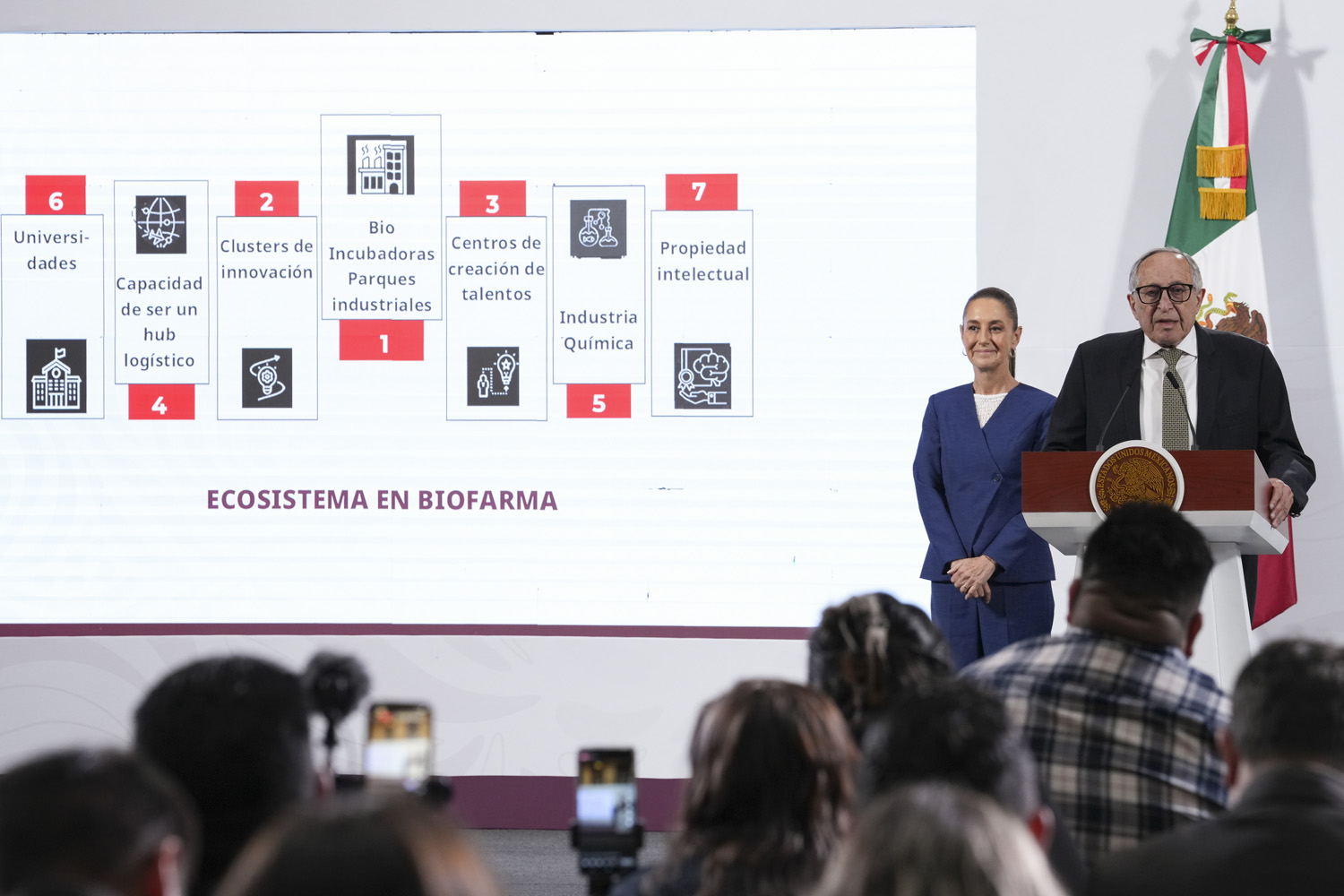 Por decreto farmacéuticas deben instalar fábricas en México