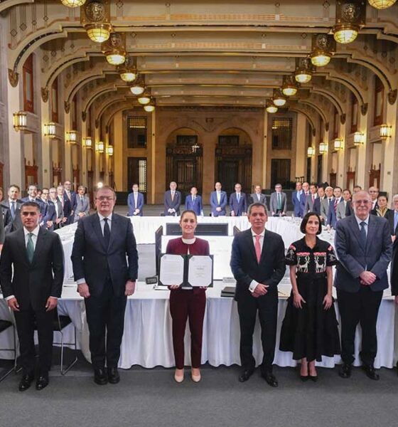Sheinbaum firma acuerdo para mantener el precio de la canasta básica