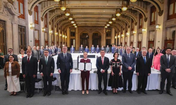 Sheinbaum firma acuerdo para mantener el precio de la canasta básica
