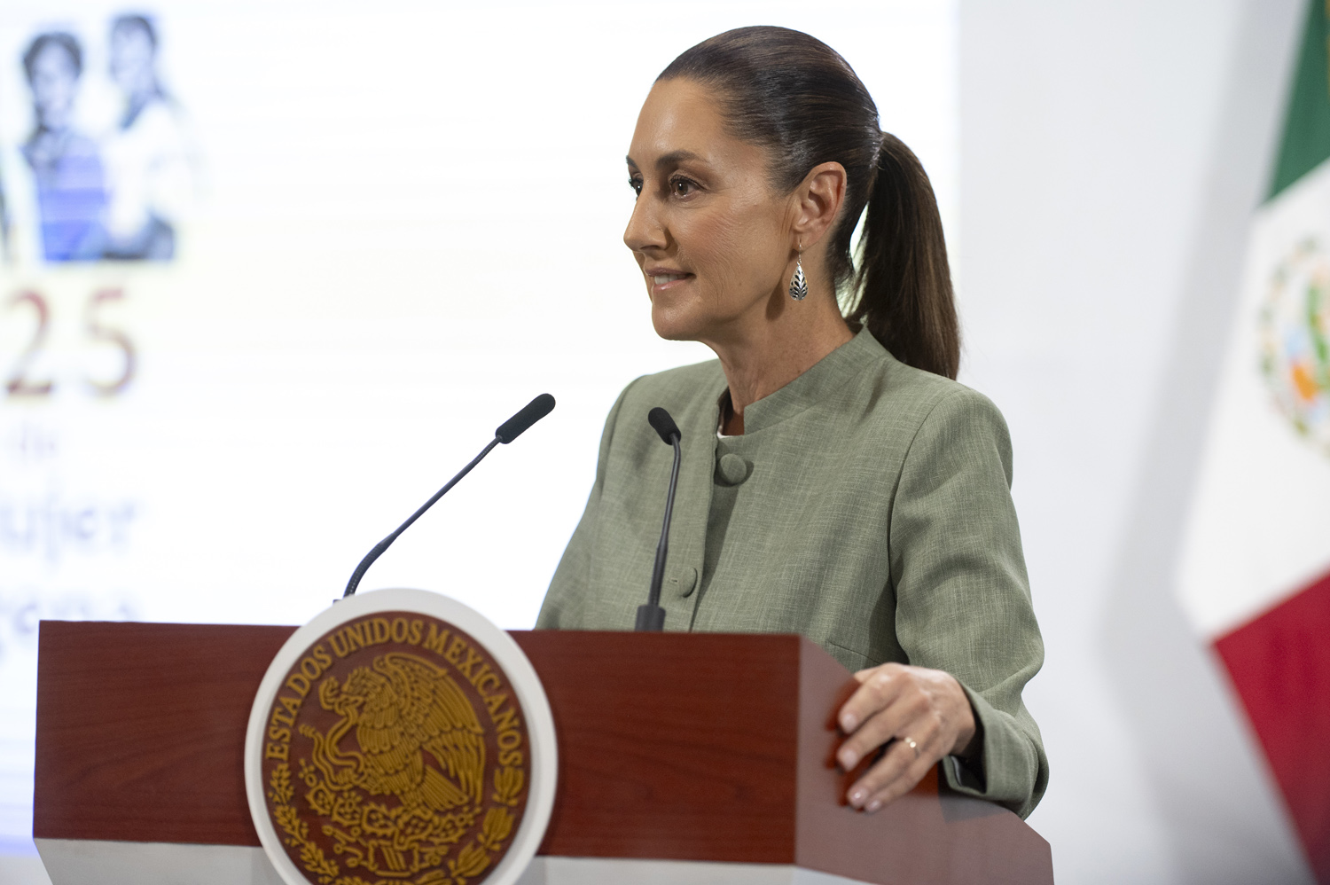 Sheinbaum critica pactos de EU con narco, pese a que asegura que no negocia con terroristas