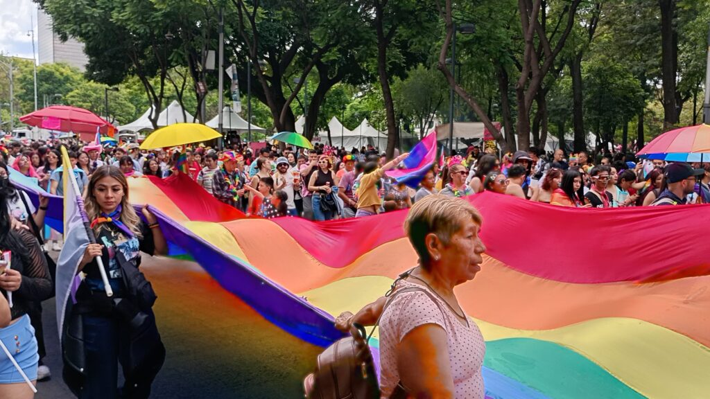 Marchan 800 mil en CDMX por el Día del Orgullo LGBTTTIQ+