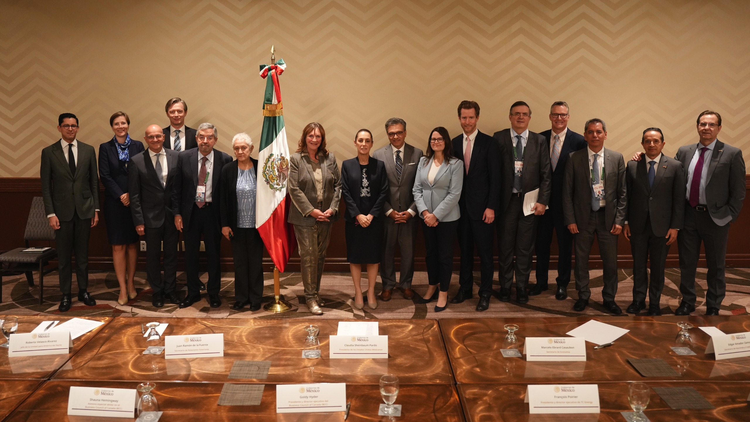 Se reúne Sheinbaum con empresario de Canadá