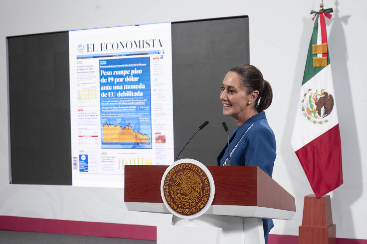 Sheinbaum presume solidez del peso frente el dólar