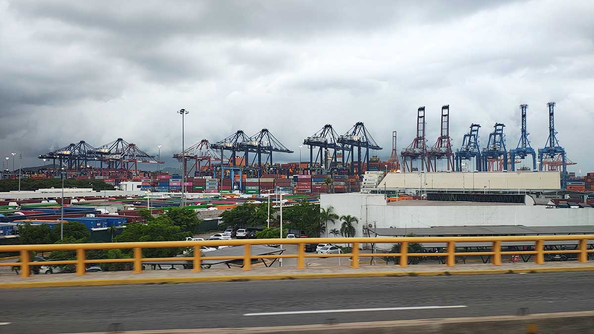 Con ley de aduanas, se va a poner orden para que no haya corrupción: Sheinbaum