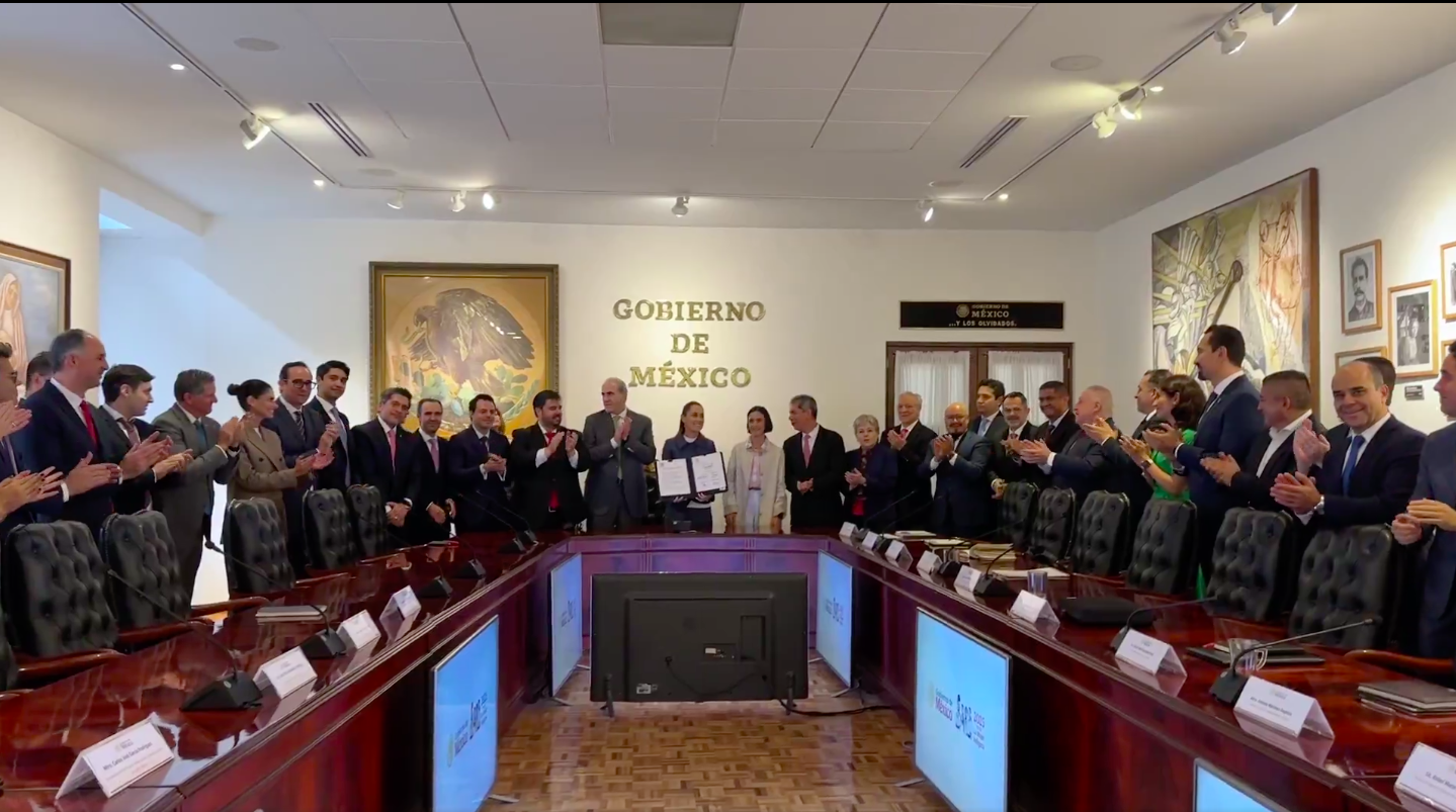 Sheinbaum y gasolineros renuevan acuerdo de tope de precio de 24 pesos el litro