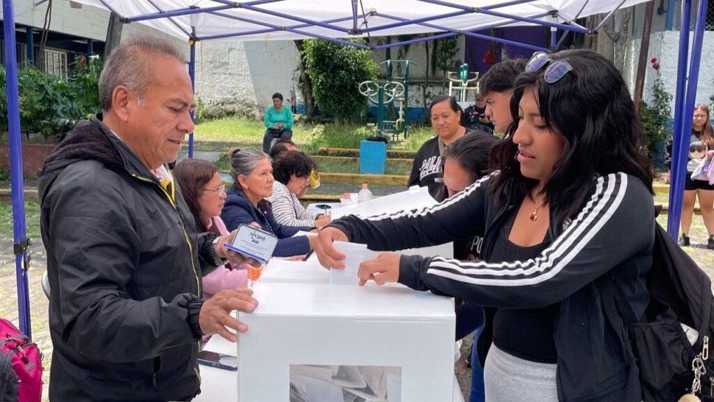 Ciudadanos de todas las edades salieron a decidir el futuro de los proyectos. Foto: Especial