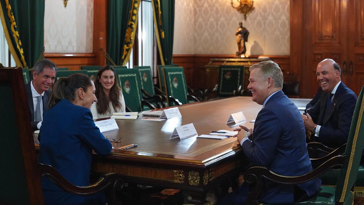 Sheinbaum dialoga con presidente de Scotiabank sus planes de crecimiento en México
