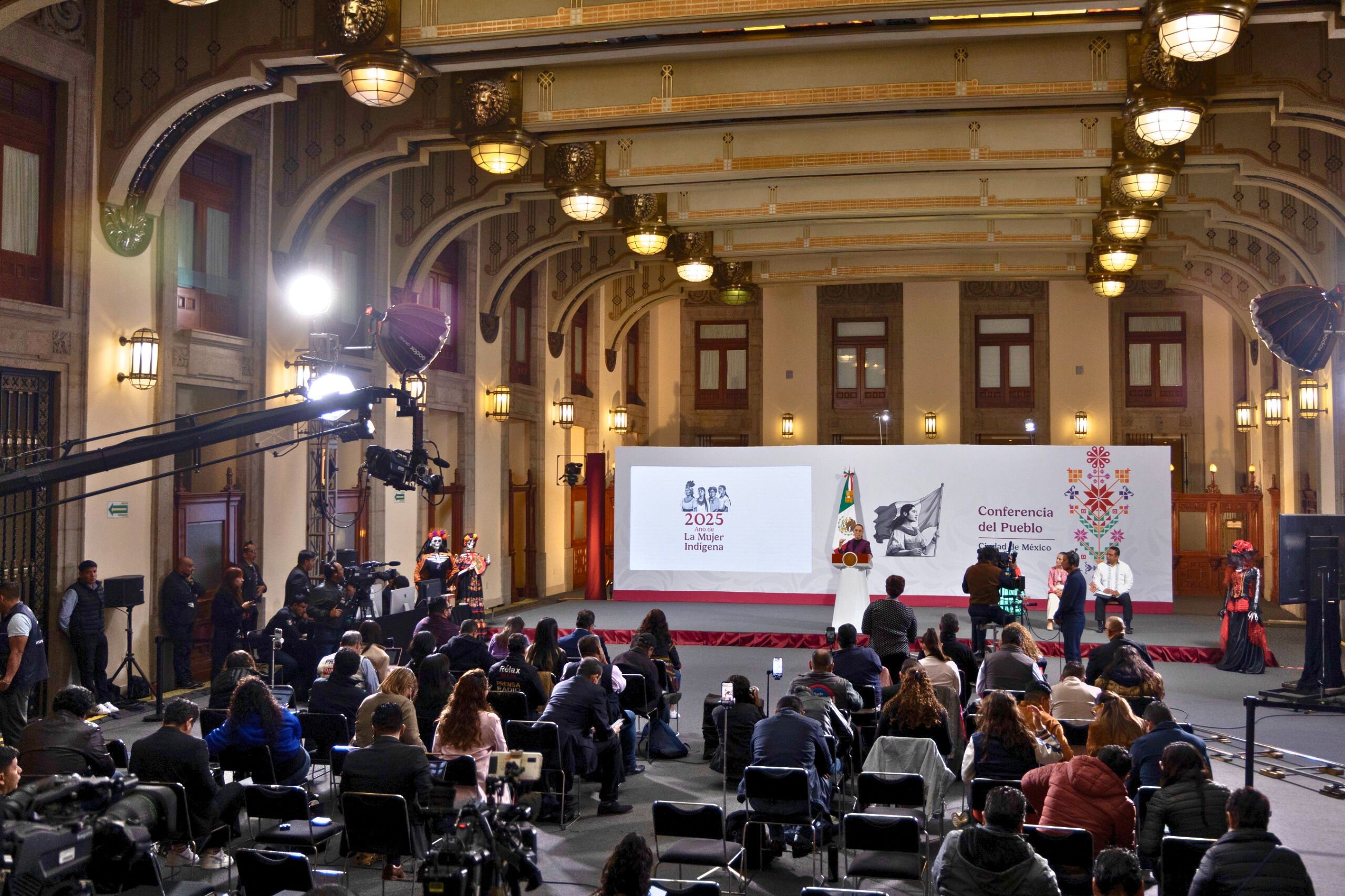No soy mamá para andar regañando; solo que ni plurinominales serán, advierte Sheinbaum a morenistas que caen en parafernalias del poder