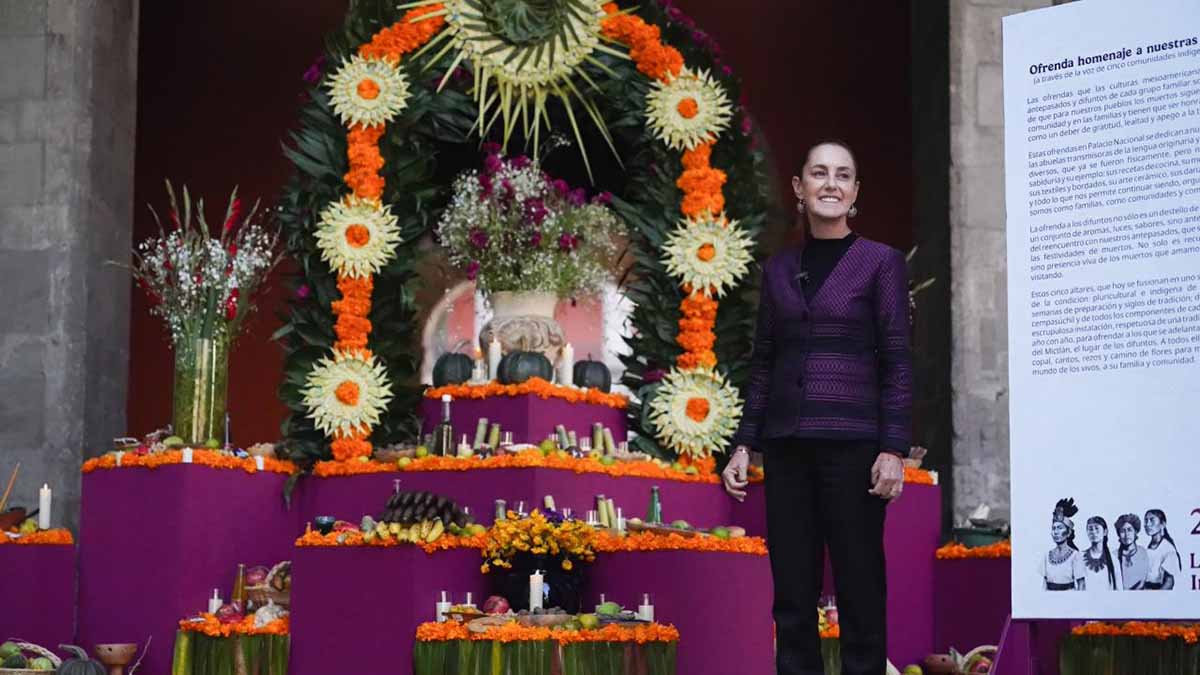 Sheinbaum dedica ofrenda de Día de Muertos a las ancentras de México