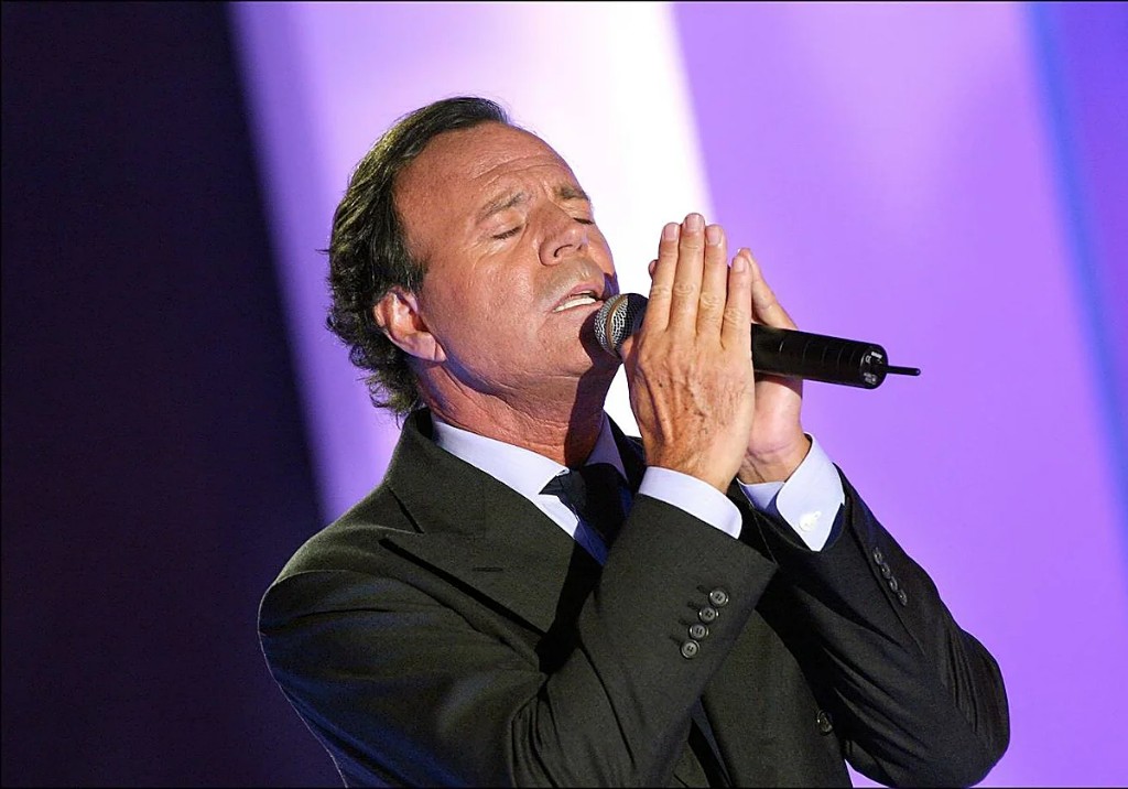 Dos extrabajadoras de Julio Iglesias lo acusan de agresiones sexuales