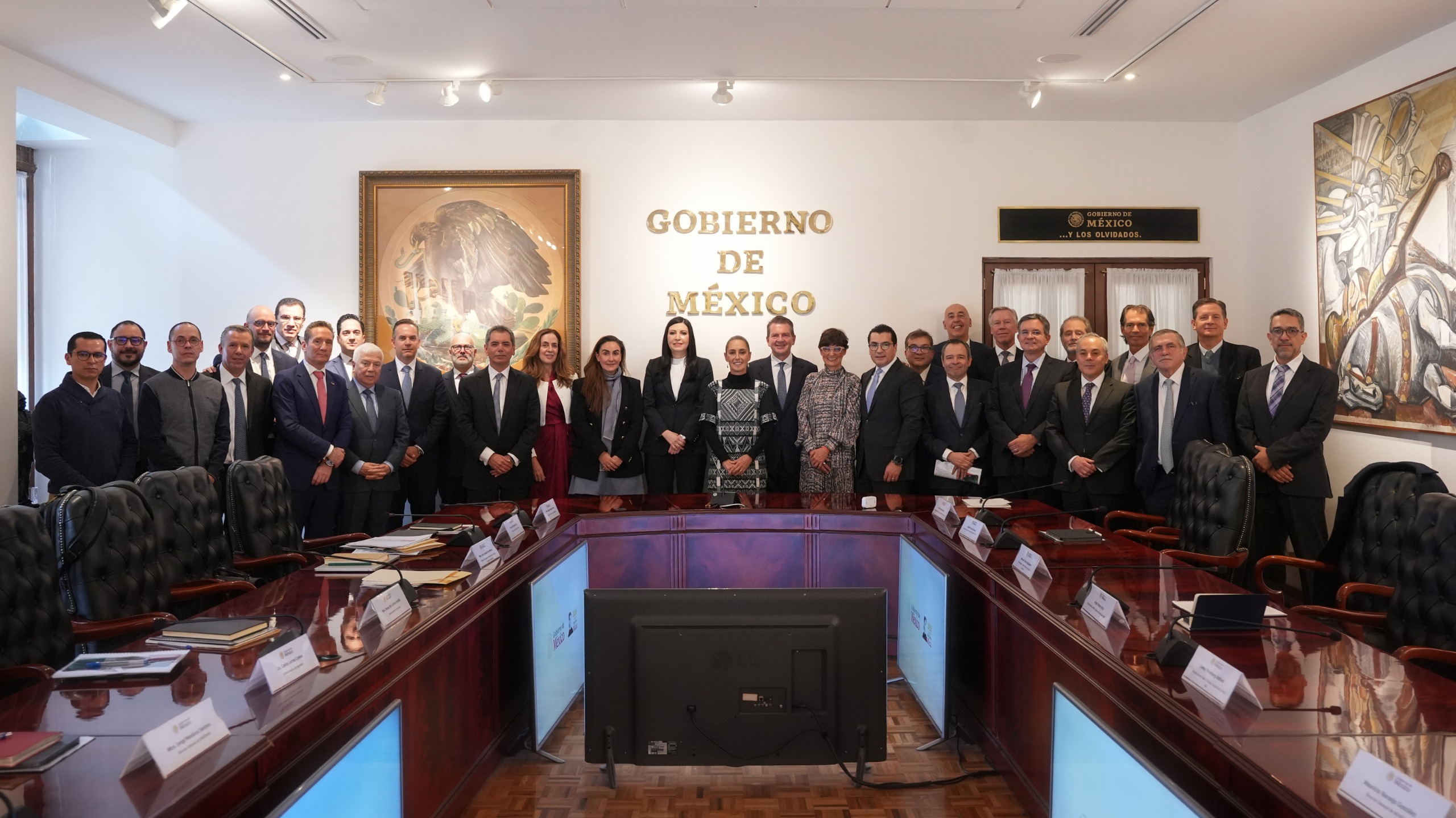 Sheinbaum se reúne con gobernadora de Banxico y banqueros