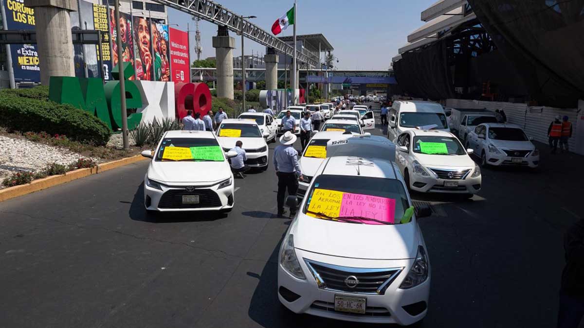 Sheinbaum pide a taxista del AICM “moderar” sus precios