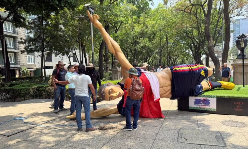 CNTE derriba figuras mundialistas en Reforma; Cravioto llama a respetar  derecho a disfrutar el Mundial