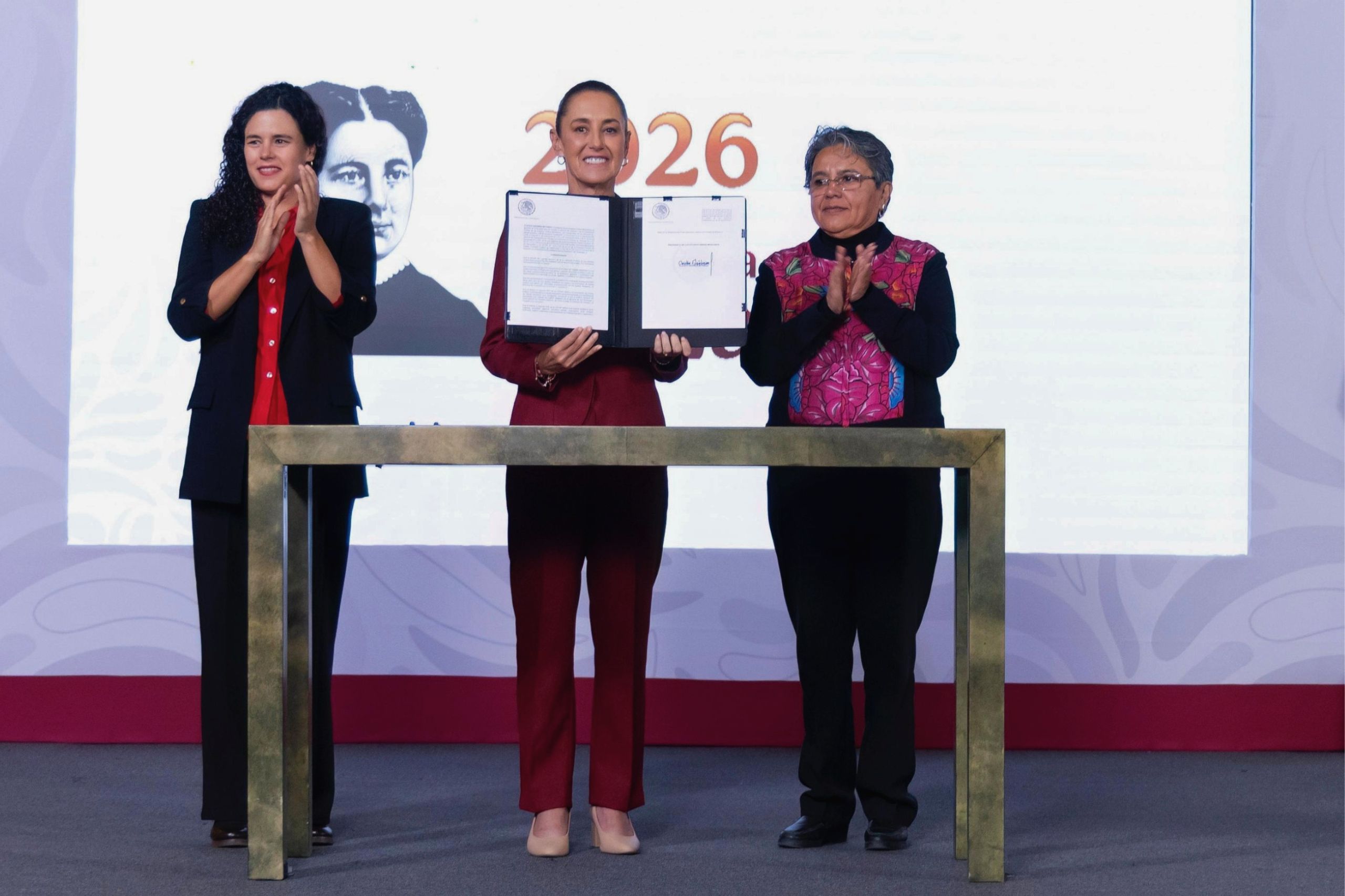 Sheinbaum firma decreto para maximizar transparencia en federación