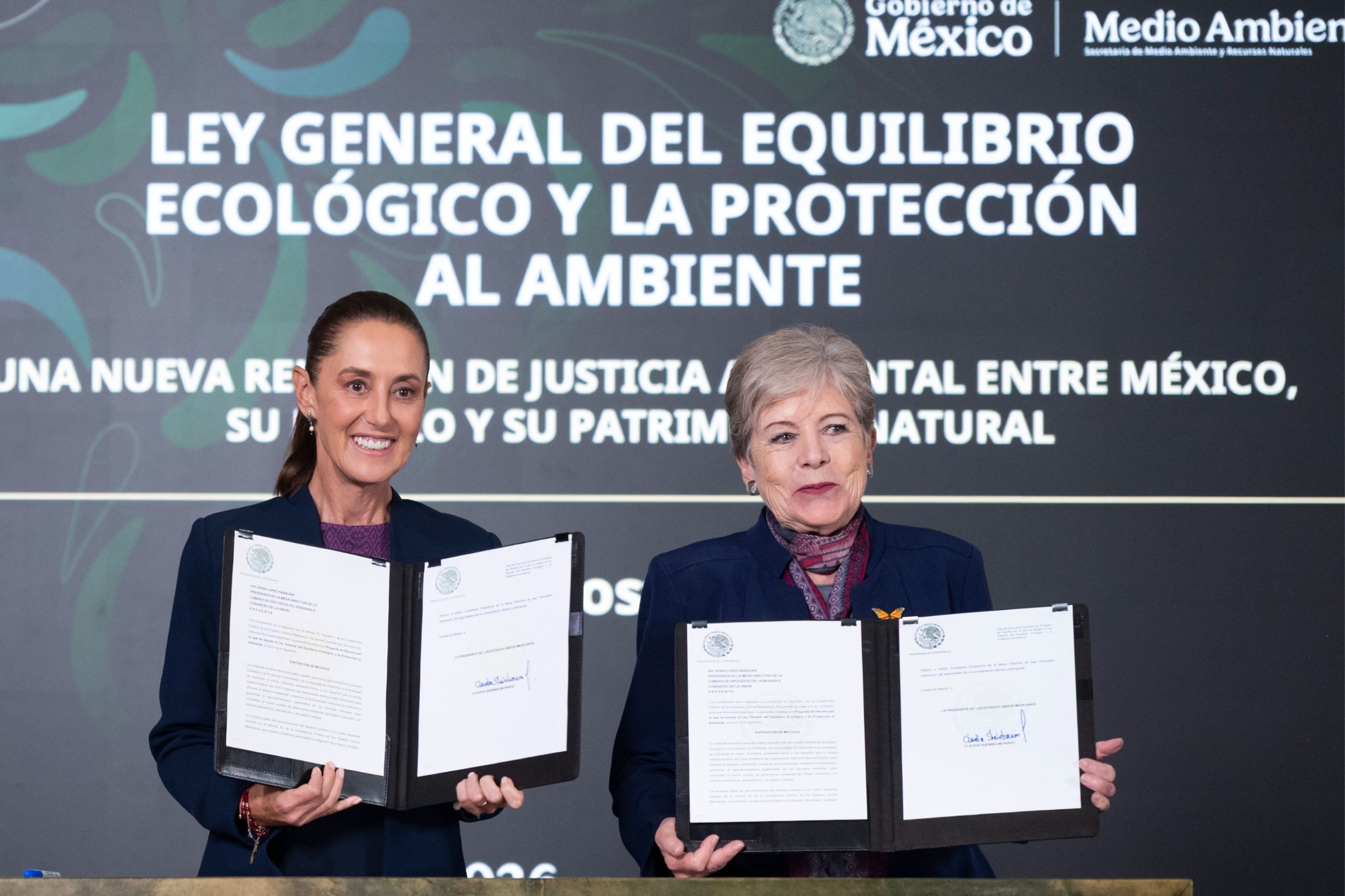 Sheinbaum firma iniciativa de ley para protección del ambiente
