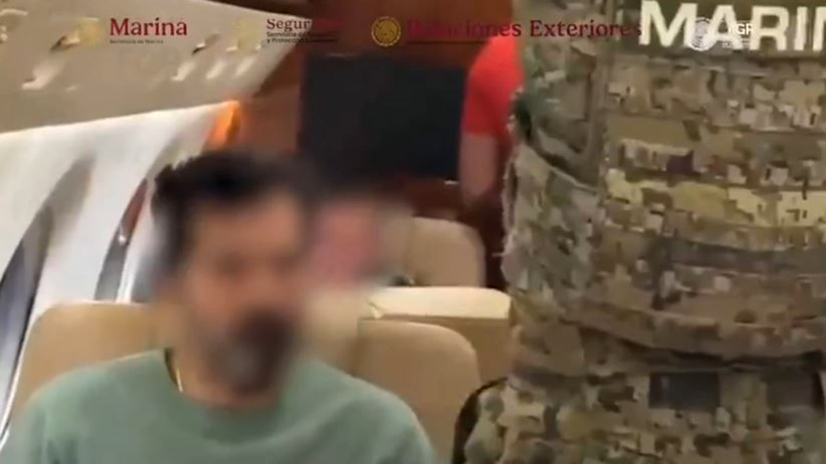 Contralmirante Fernando Farías arriba a México; lo ingresan en el Altiplano