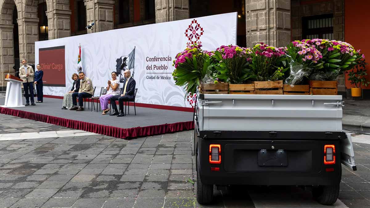 Sheinbaum presenta auto Olinia de carga; estará listo a finales de 2027