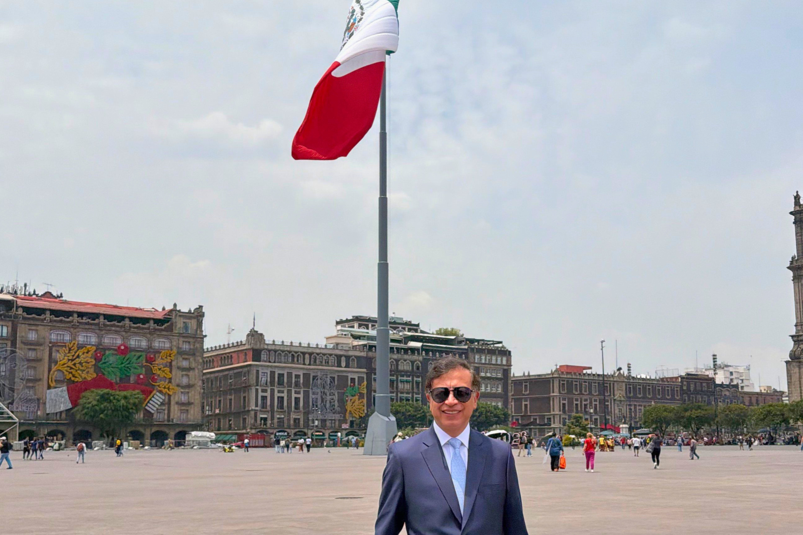 Sheinbaum recibe a Petro en su primer viaje después de dejar la Presidencia de Colombia