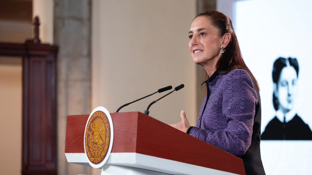 La presidenta Claudia Sheinbaum Pardo celebró la aprobación de la ley de nacionalidad única para ser presidente de la Republica o gobernadores, porque subrayó que el jefe el Ejecutivo debe tener una sola patria, pero cuestionó a los partidos que votaron en contra porque aseguró que entonces están de acuerdo en que se obedezca a dos banderas.